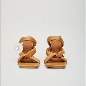 NWB ALOHAS  AMARETTO heel size 40 CAMEL $170